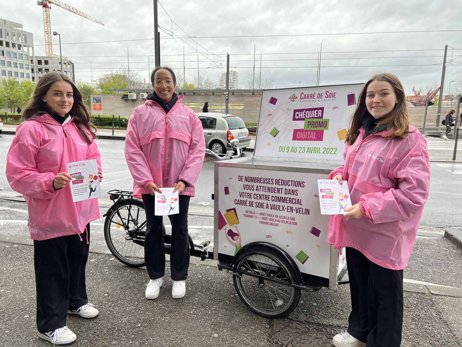 Équipe street marketing avec un vélo-cargo