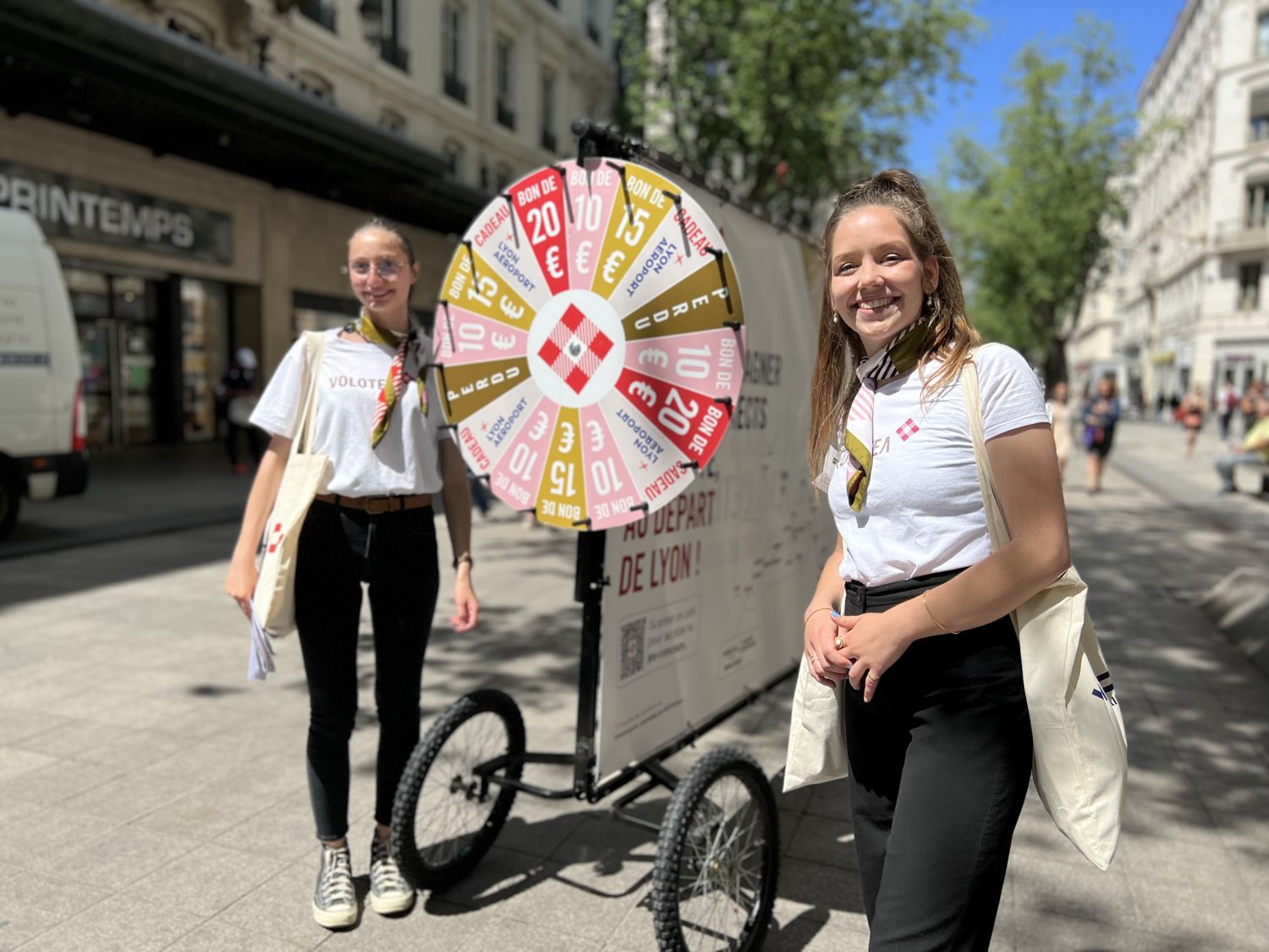 Roue de la fortune en pleine rue