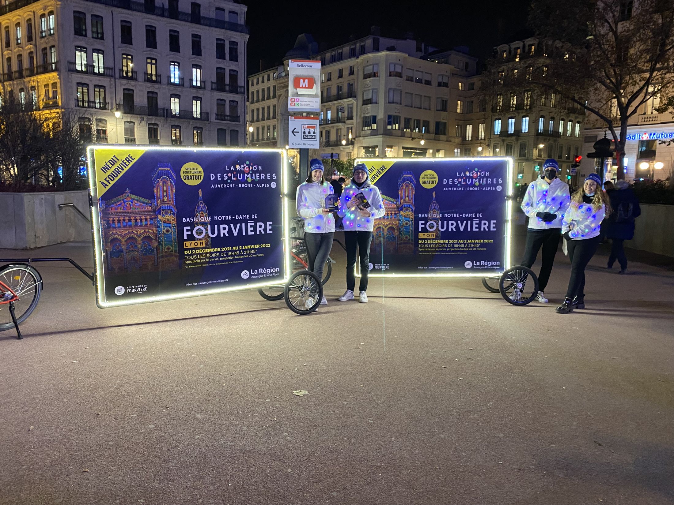 Vélos-affiches lumineux et équipe IZI Event, de nuit à Lyon