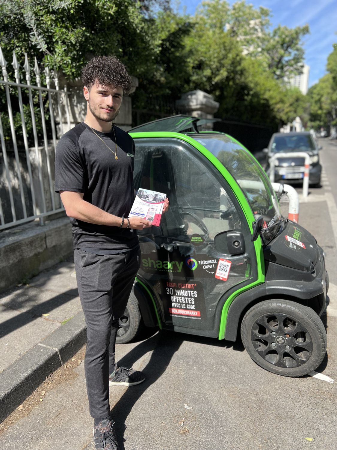 Hôte et voiture électrique habillée
