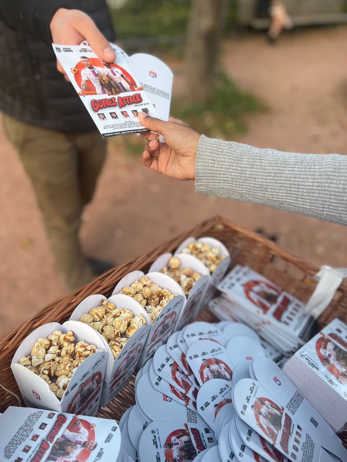 Distribution de popcorn et de flyers