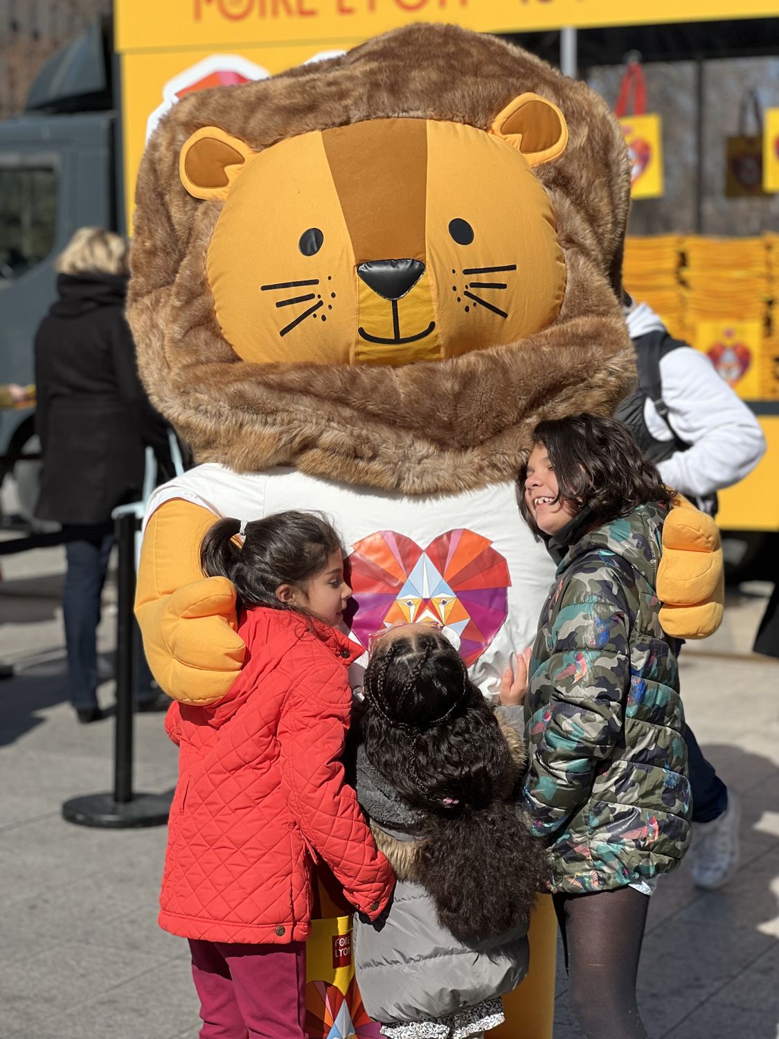 Mascotte lion avec des enfants