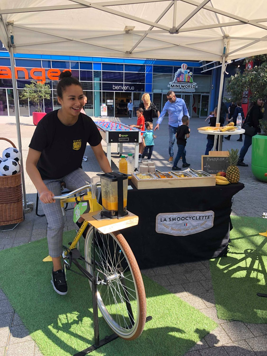 Vélo à smoothie sur un stand