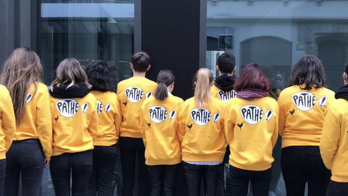 Équipe en sweats jaunes de marque, de dos
