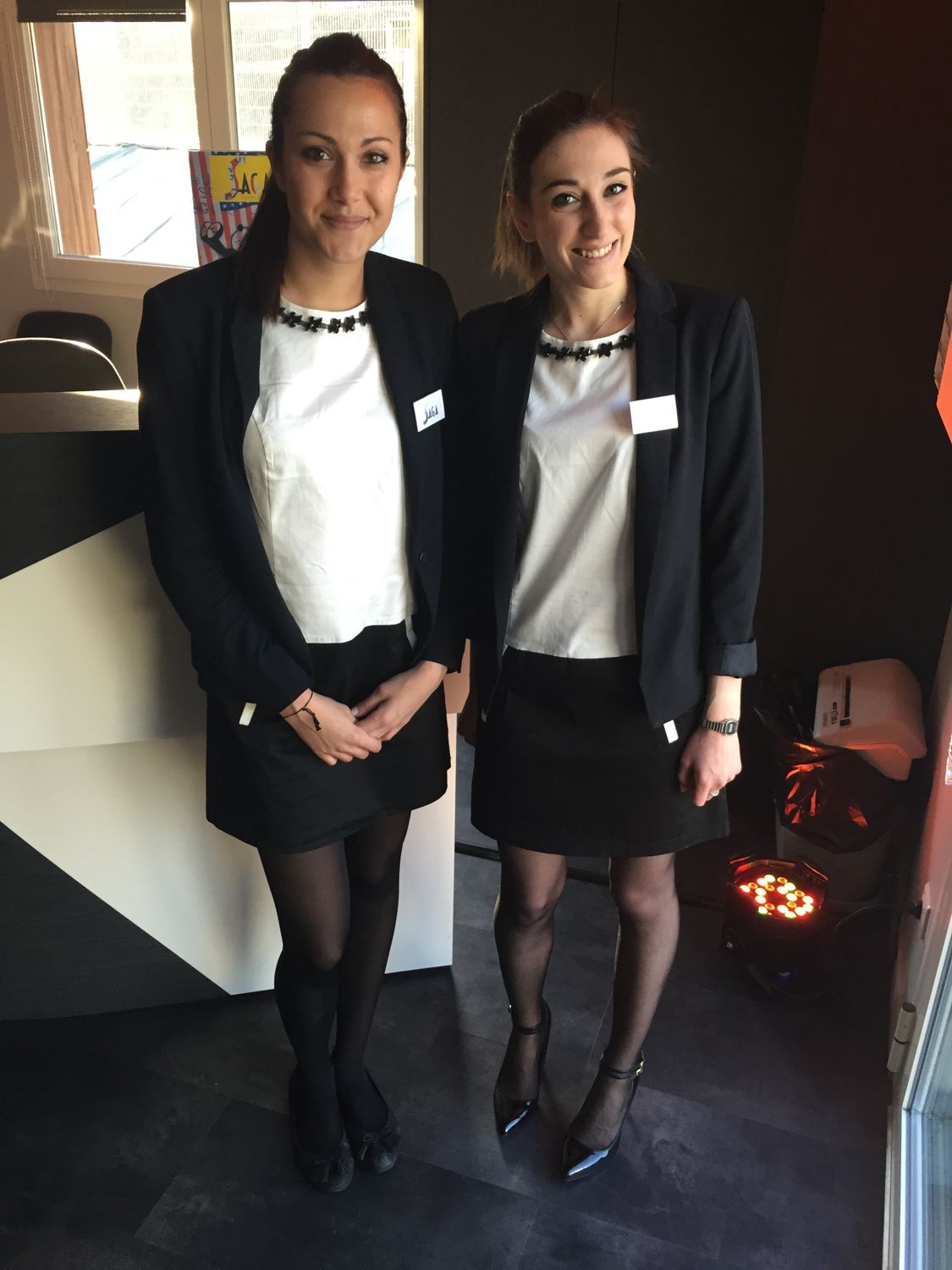 Deux hôtesses d'accueil