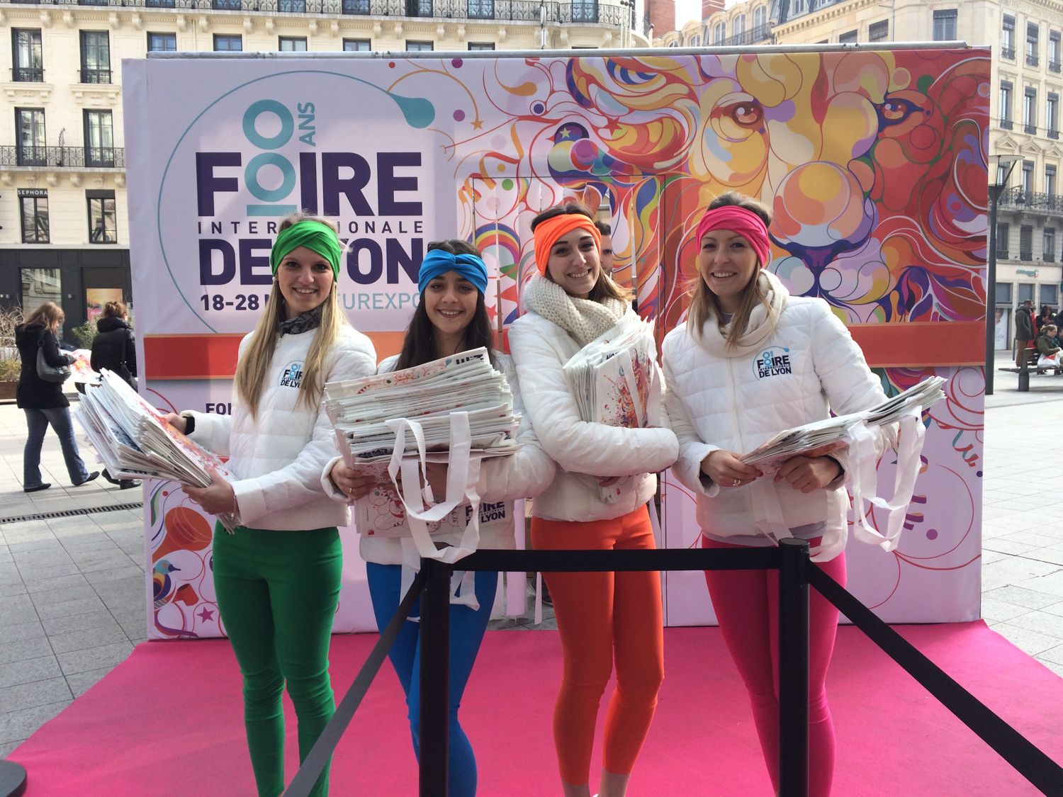 Équipe en tenue colorée sur un stand de foire