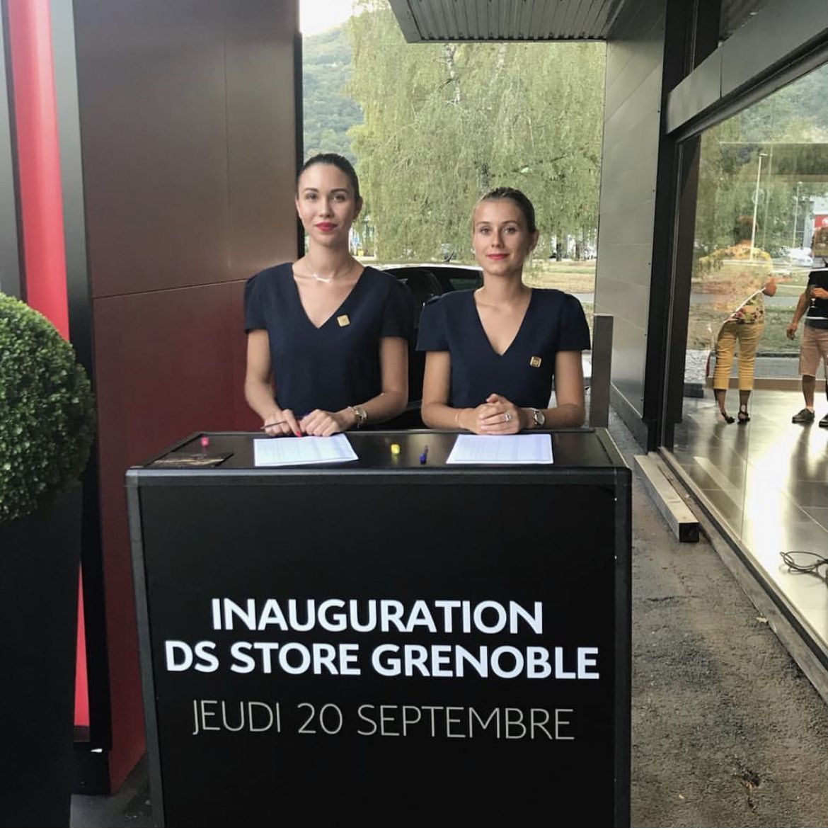 Hôtesses à l'accueil d'une inauguration