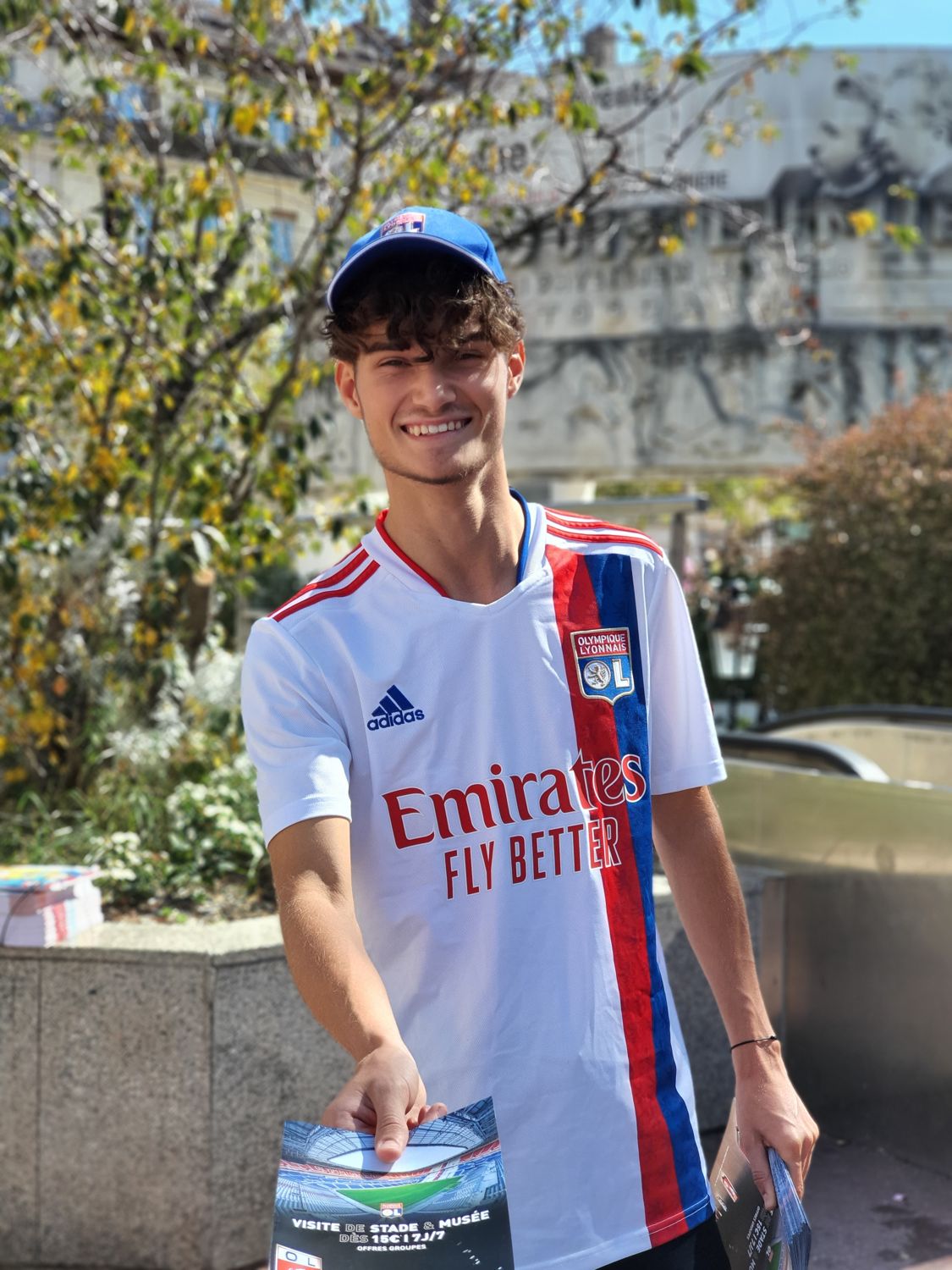 Hôte en maillot distribuant des flyers
