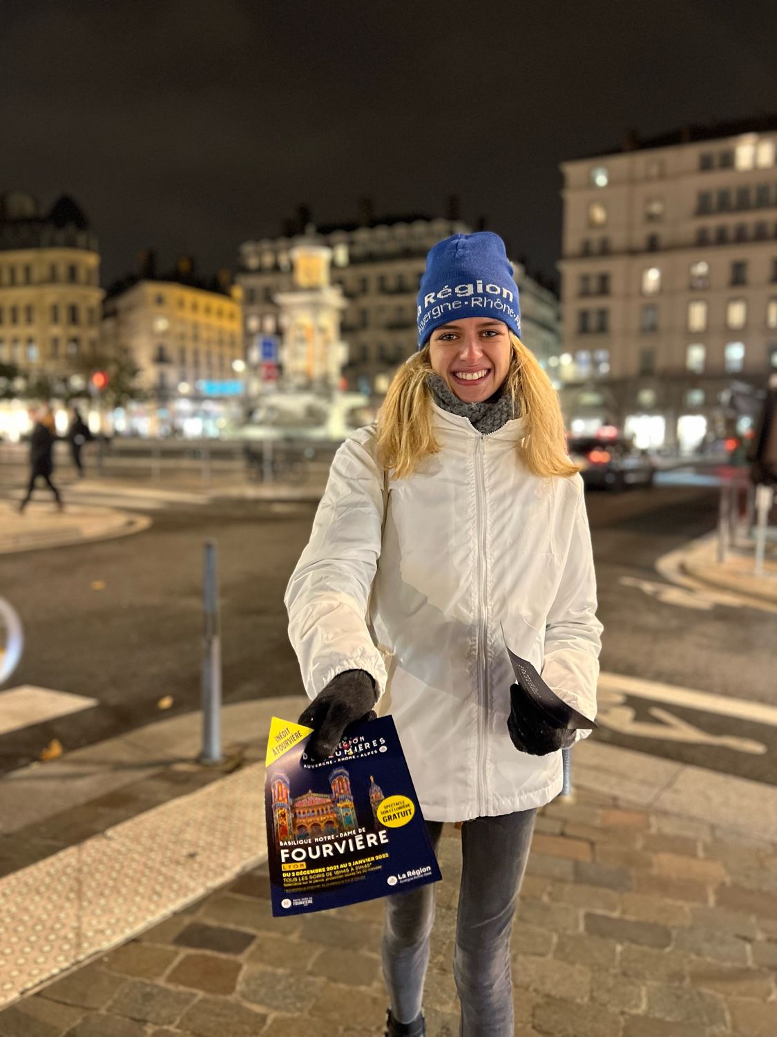 Distribution de nuit, place de Lyon