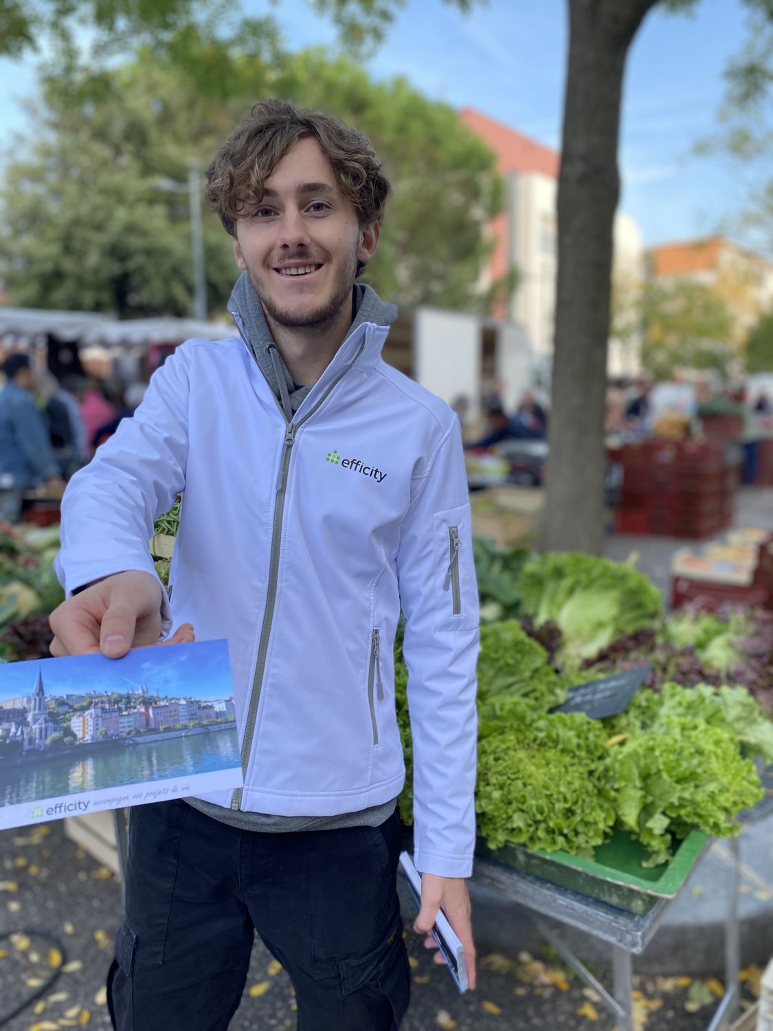 Hôte distribuant une carte postale